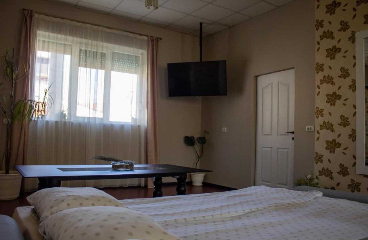 Yox Apartment 1 Oradea Exterior foto